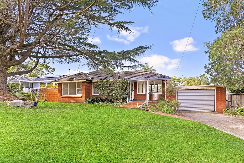 Frenchs Forest 4房 Frenchs Forest宁静居所 宽敞单层布局 四卧多生活区 私密后院 极佳翻新机会 近学校公园购物中心 First Time Offered to Market