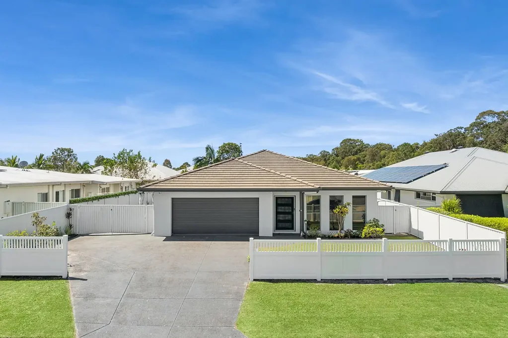 Pelican Waters 5침실 A Substantial Family Home On A Generous 750m2 Block Ready For Immediate Occupation