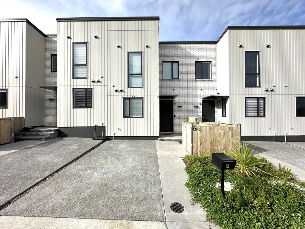 STUNNING 3 BEDROOM HOME IN GREAT LOCATION