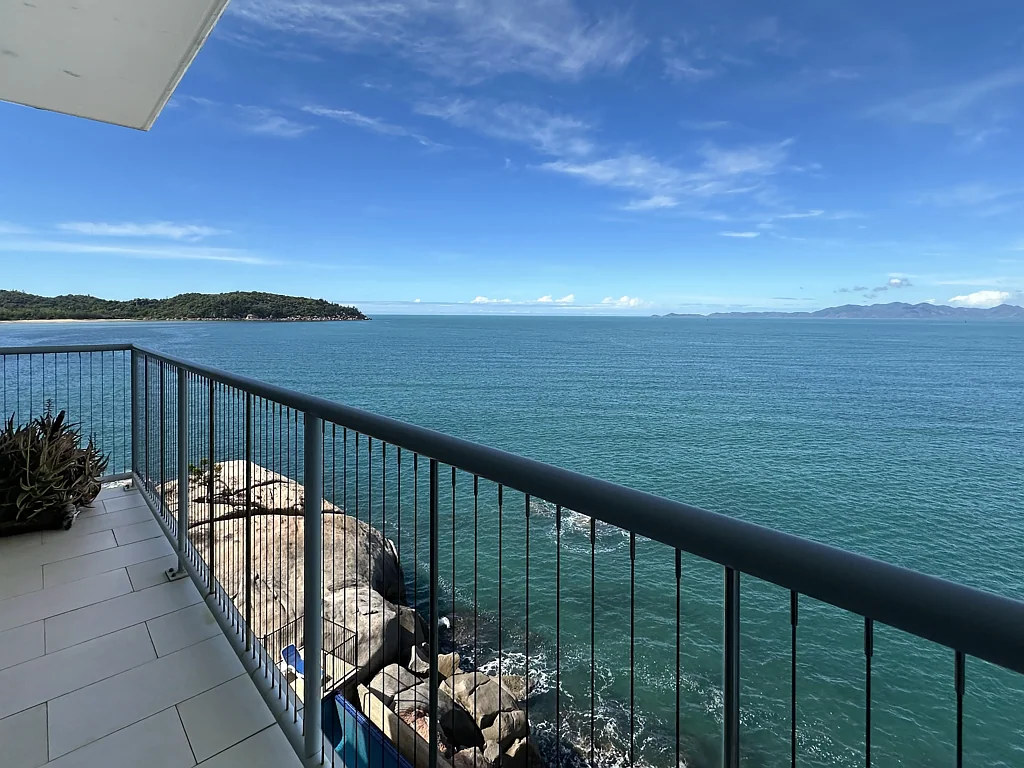 Nelly Bay 3Moenga Absolute oceanfront apartment