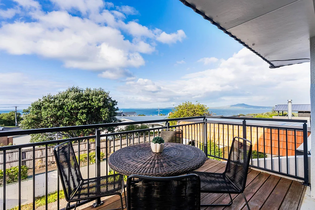 Castor Bay 4房  Huge Potential - Unlock the Value