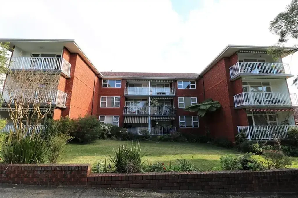 BRIGHT & SUNNY , ONE BEDROOM