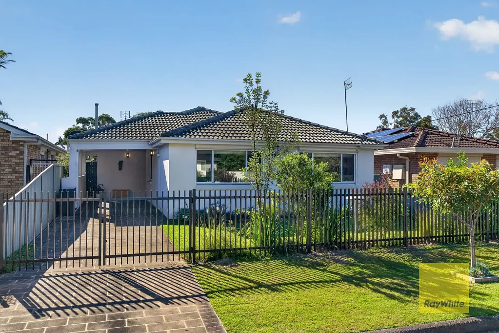 Umina Beach 3房  Brick & Tile Family Home & Inground Pool + Rear Lane Access