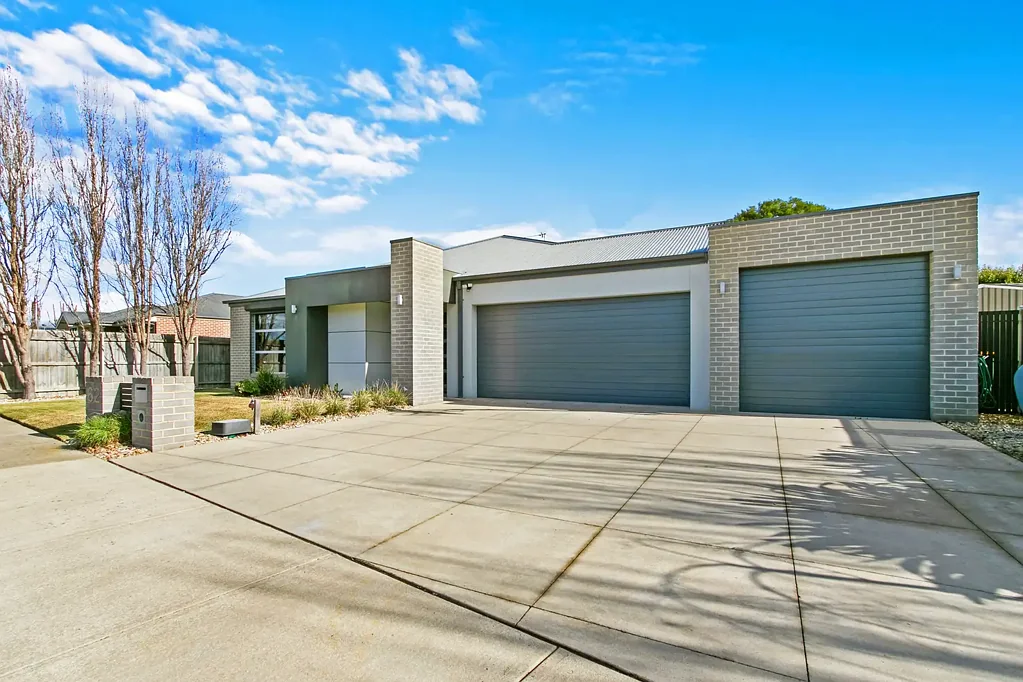 Traralgon 4침실 Luxe Living on Eton Avenue