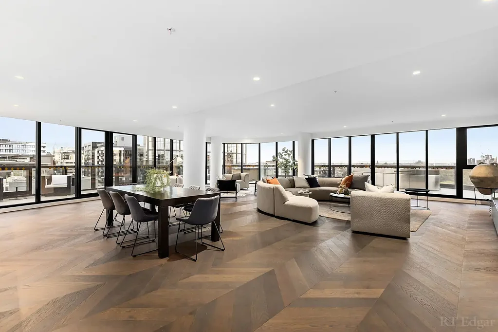 Melbourne 3 Bedroom Luxury Residence Surrounded by Breathtaking Views