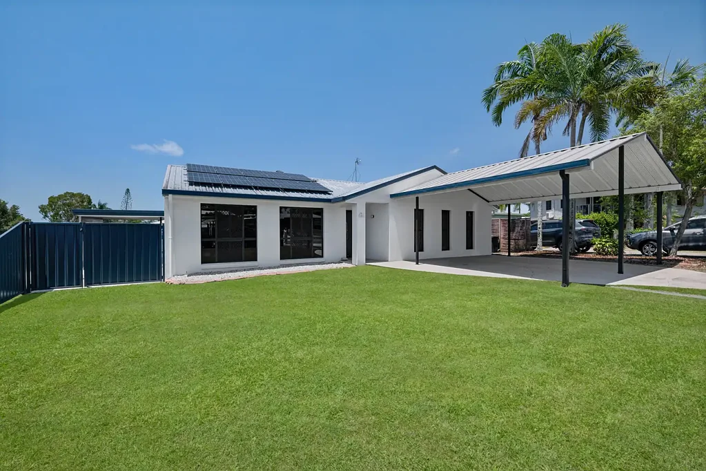 Beaconsfield 5침실 Expansive Family Entertainer with Resort-Style Pool & Shed!