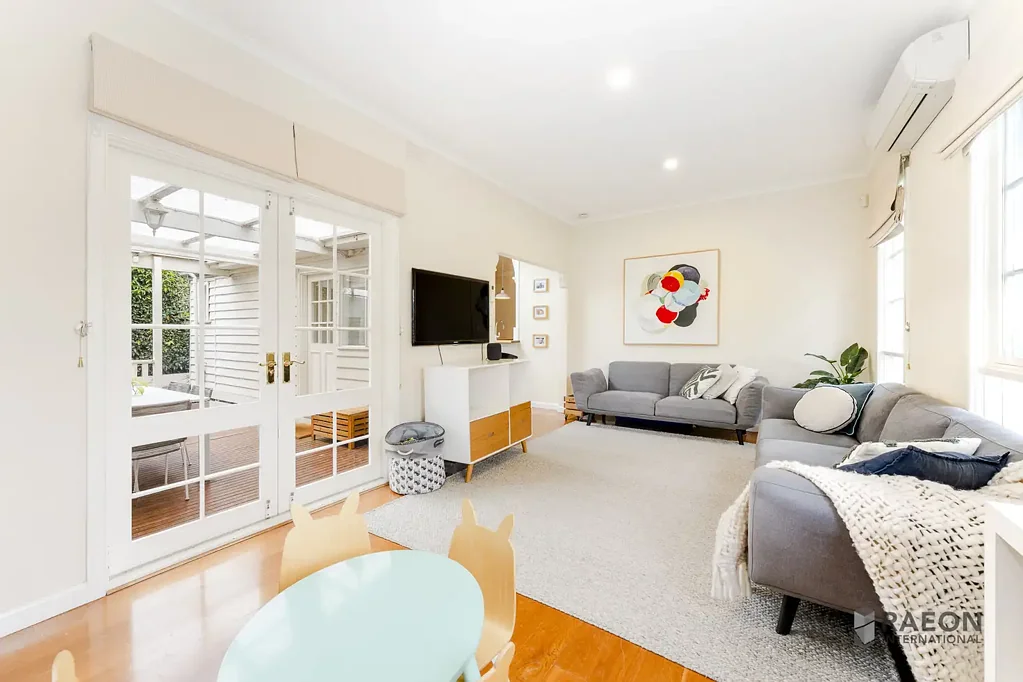 Mont Albert North 4Kwarto Cosy Family Living with Exceptional Outdoor Appeal