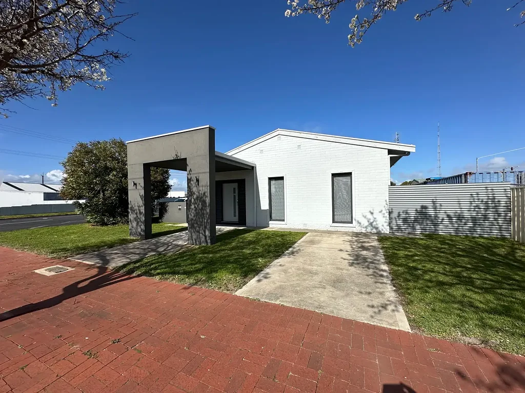 Low Maintenance Living in a Central Kingston SE Location