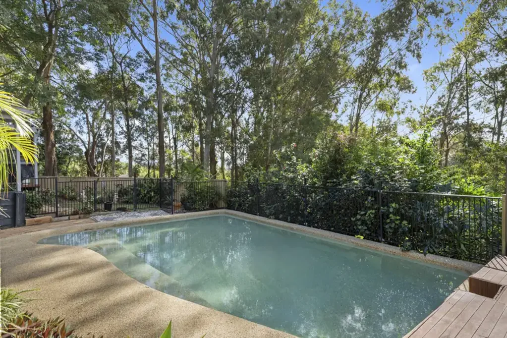Robina 5房  Exceptional Dual Living Opportunity with Pool, Side Access & Parkland Outlook