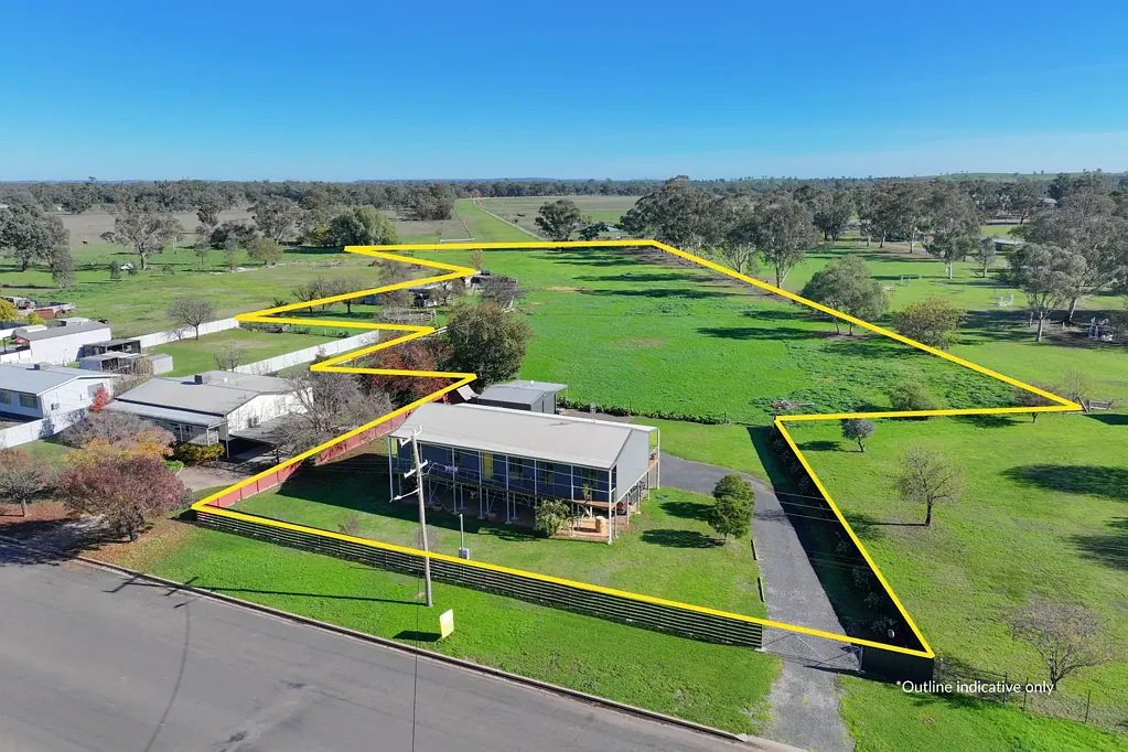 Forbes 4chambre Modern & Stylish Family Home on 4.5 Acres - A Rare In-Town Lifestyle Opportunity
