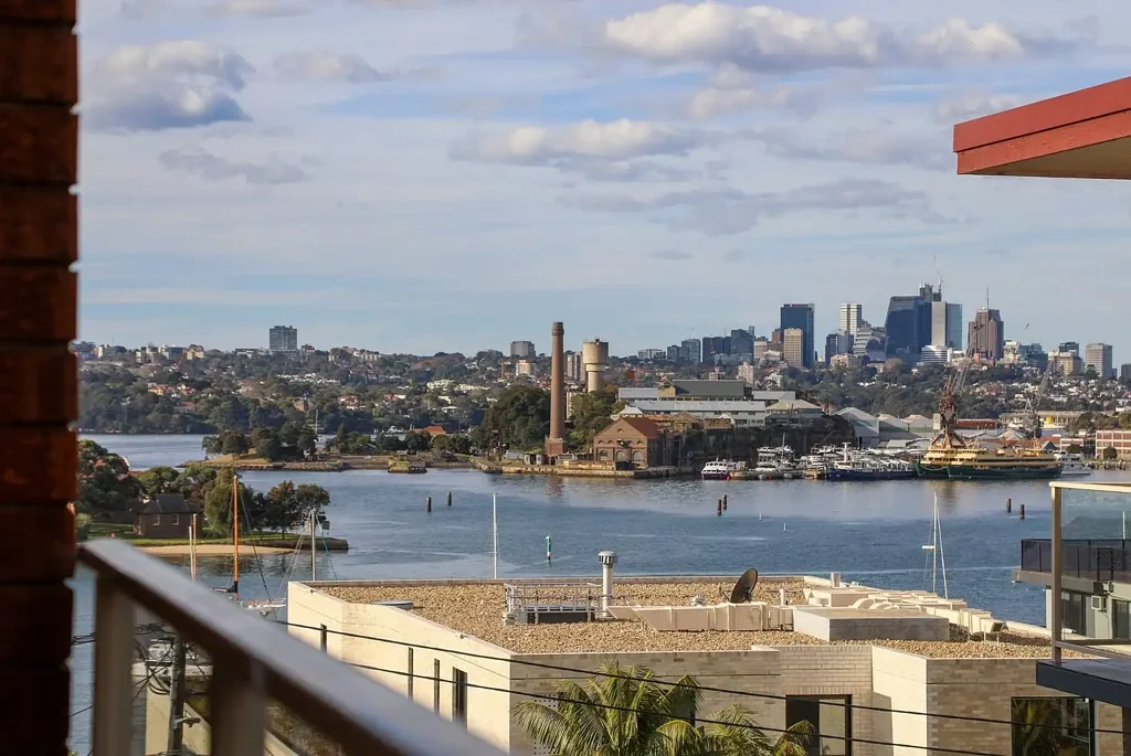 Drummoyne 2房 顶层水景视野 东西双面朝向 穿堂风全天阳光 精心翻新厨房 主卧带镜柜 更新浴室空调齐全 步行海港岸边 Top-floor harbour-side retreat with water views