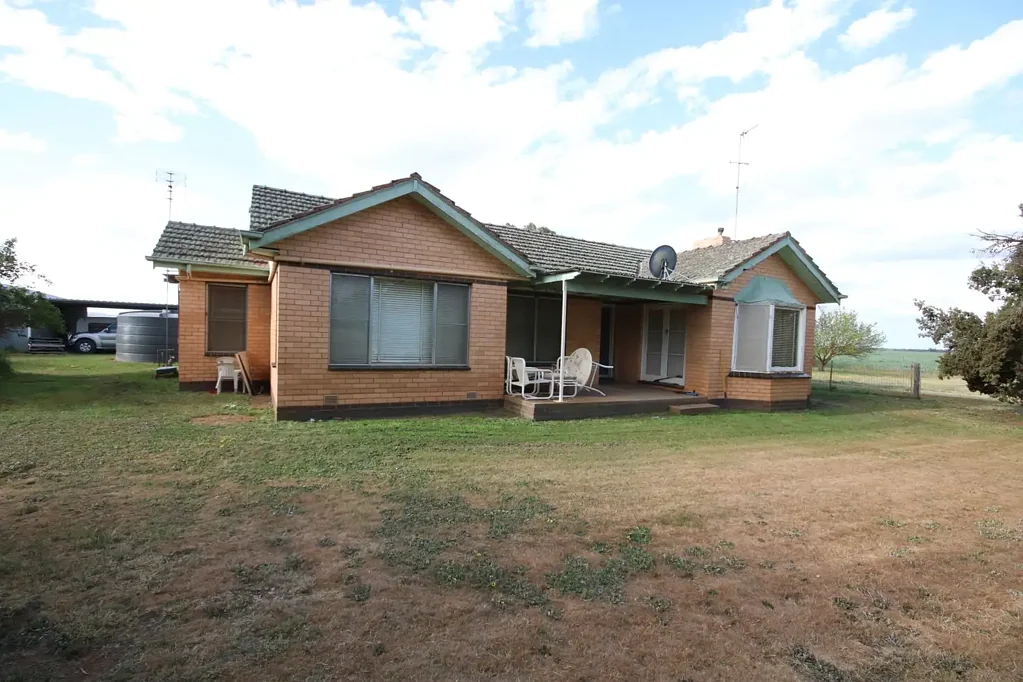 Rochester  PEACEFUL RURAL LIVING ON 2.5 Acres - JUST MINUTES FROM ROCHESTER