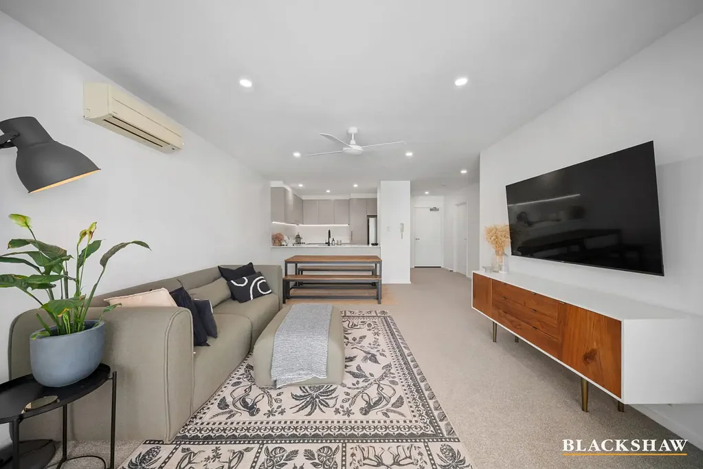 Kingston 1 Slaapkamer Updated top floor apartment with large balcony, close to Kingston Foreshore