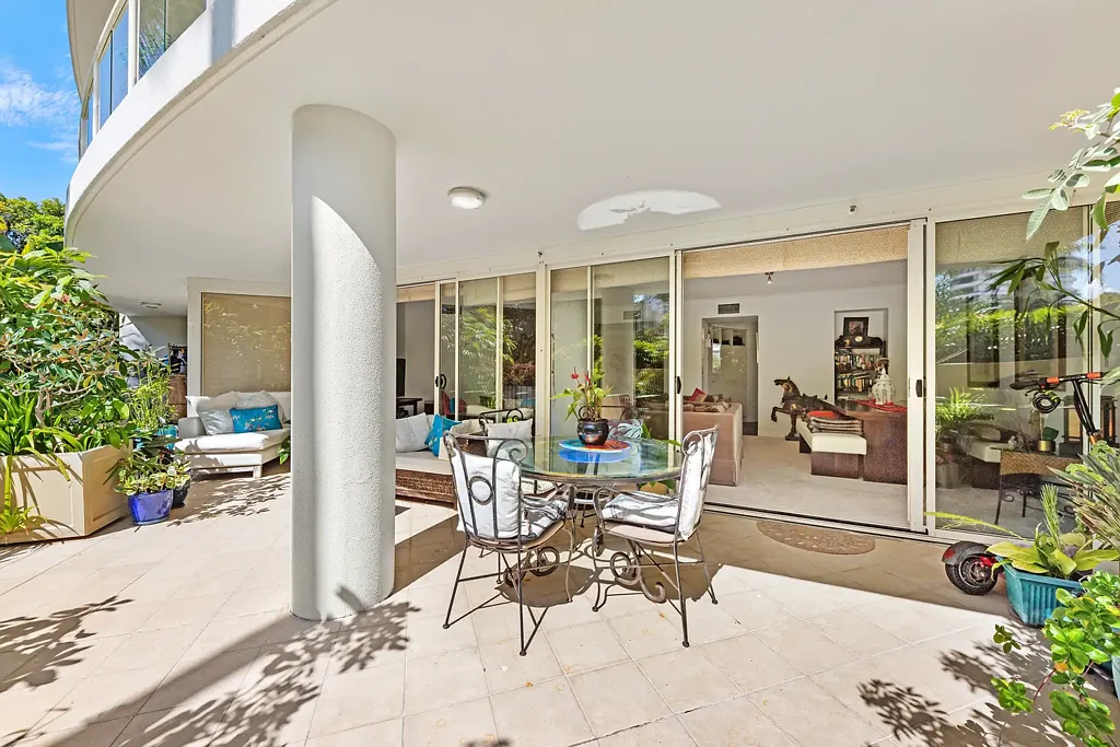 Main Beach 2Kwarto Discover Luxury Living at Liberty Pacific 1001.