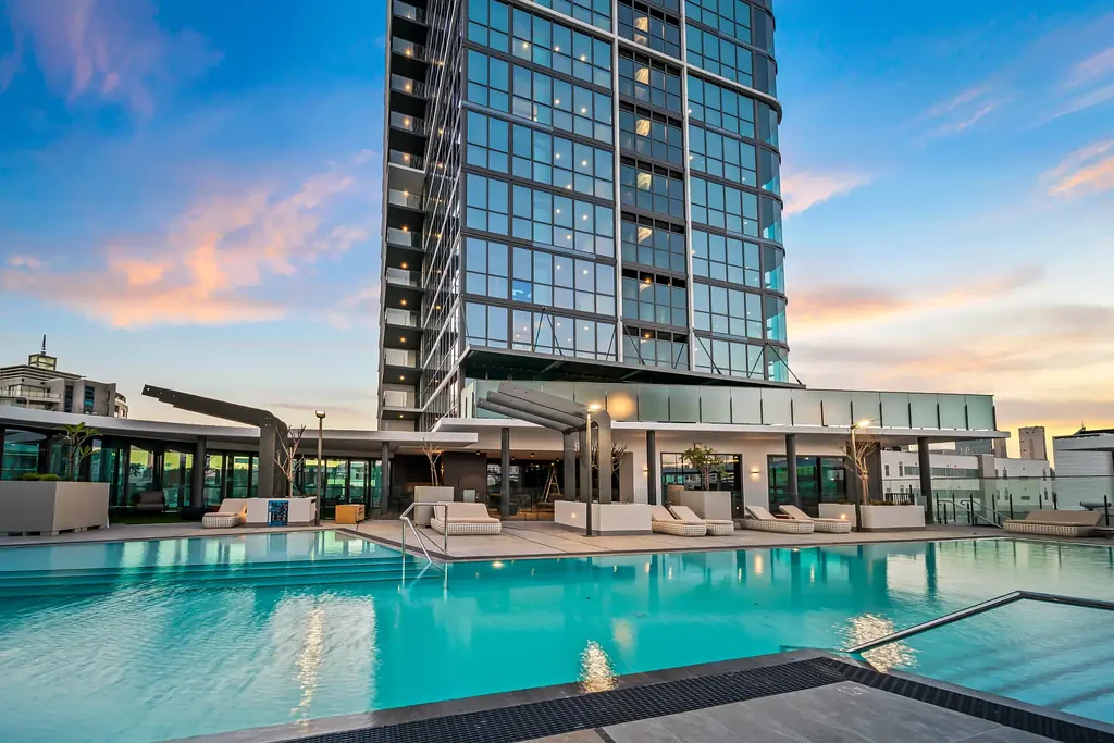 South Perth 3ห้องนอน Refined value and a rare offering in the heart of South Perth: A Unique 13th floor opportunity at Civic Heart!