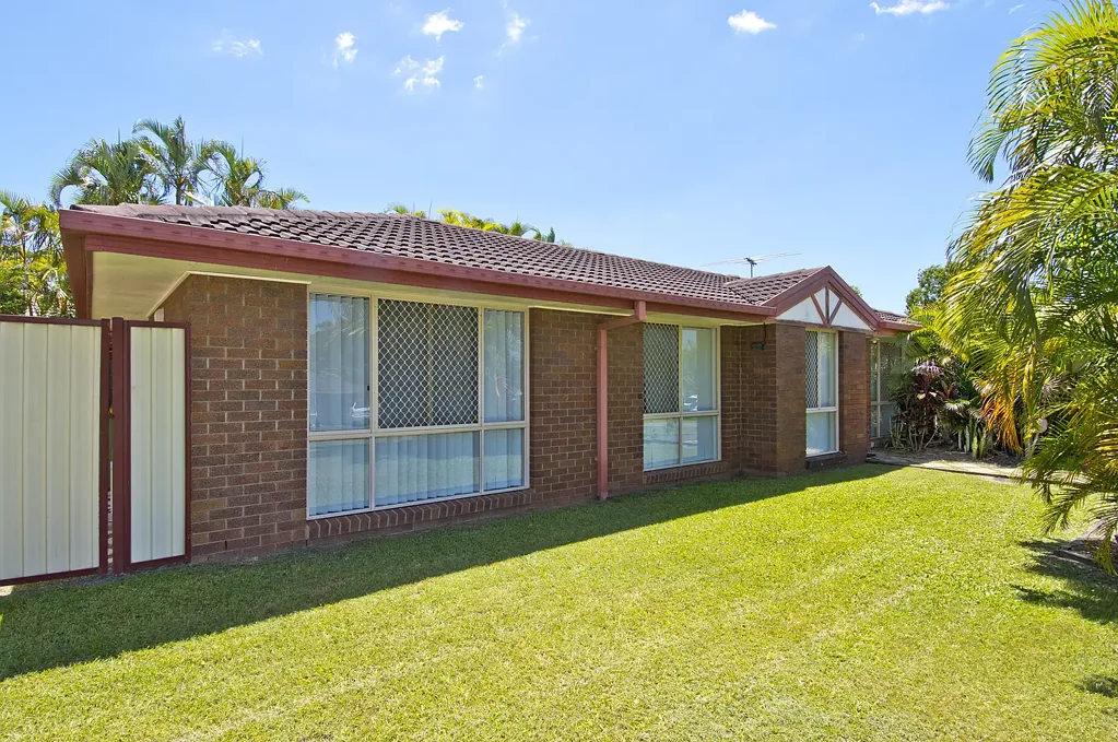 Boronia Heights 4房 宽敞四卧 600平米拐角地 开放式厨餐 独立起居 室内外连通 步行公园交通 车位储物空间足 Family Home on 600m2 Corner Block – Nest or Invest!