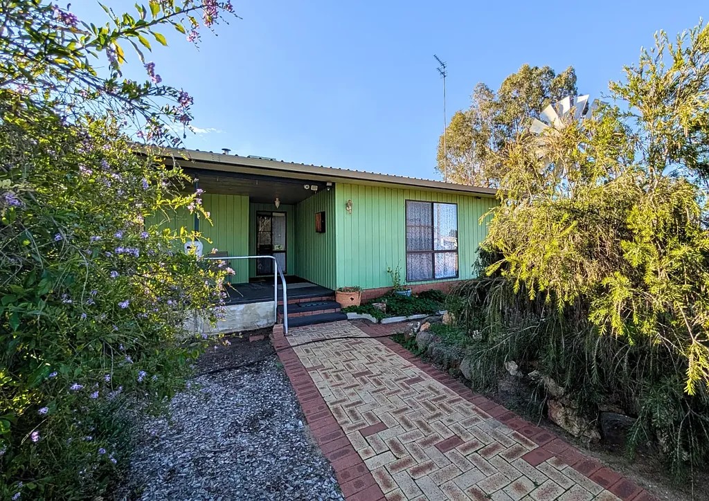Kellerberrin 4部屋 4-BEDROOM FAMILY HOME, POOL, SHEDS & BEAUTIFUL ESTABLISHED GARDENS