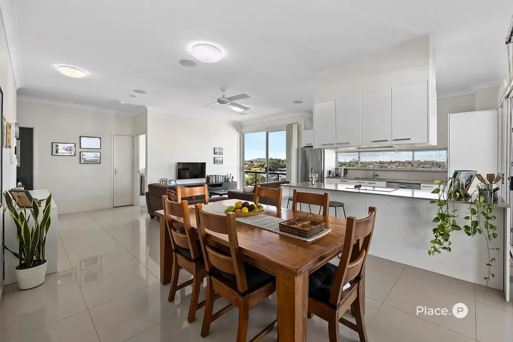 Upper Mount Gravatt 2ห้องนอน Breezy Elevation, Expansive Living and Sweeping Suburban Views