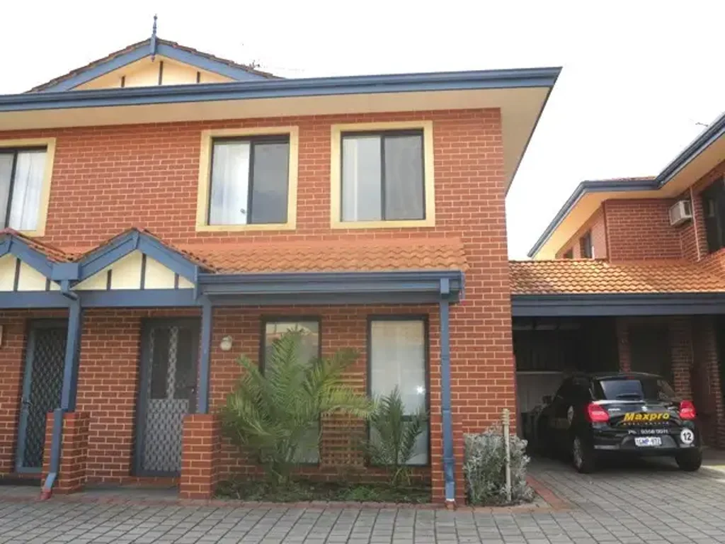 TOWN HOUSE IN AN UNBEATABLE LOCATION!