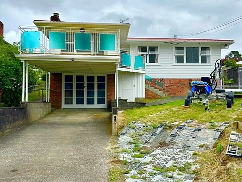中区，整租大House!附近购物中心!无尾静街上去年装修的阳光超好超整洁漂亮 明亮 宽敞3房2厅1卫(厕所和浴室是分开的)+超大阳台（可容纳10人）+大花园+2个停车位，不包家具水电网，包割草