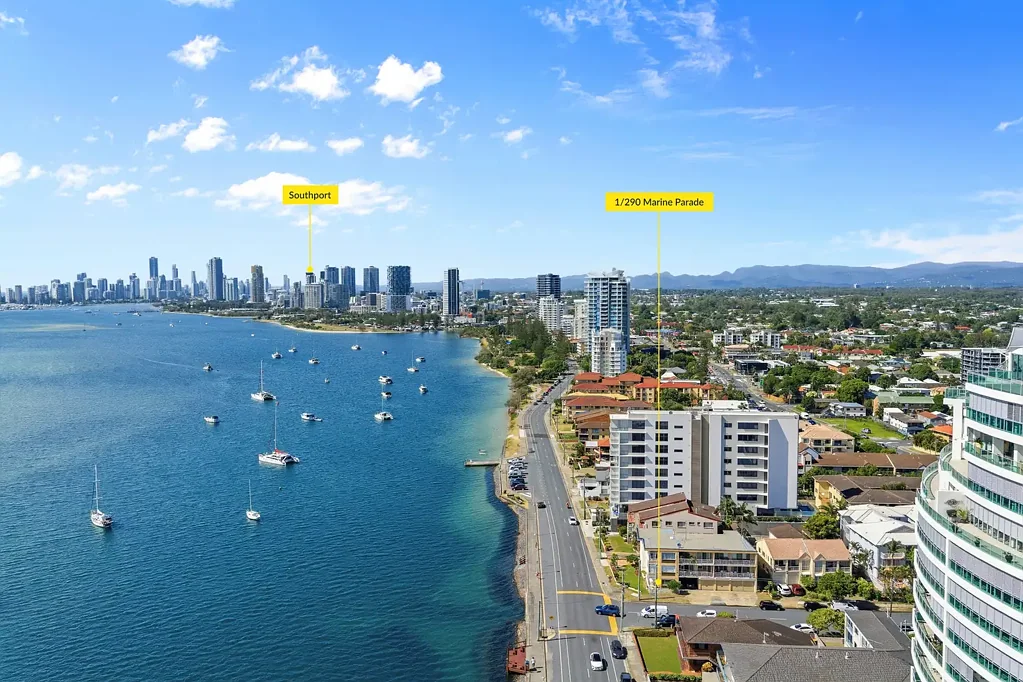 Labrador 2બેડરૂમ 2 BEDROOM BROADWATER APARTMENT - HUGE RE-DEVELOPMENT POTENTIAL - BOUTIQUE COMPLEX - MUST BE SOLD!