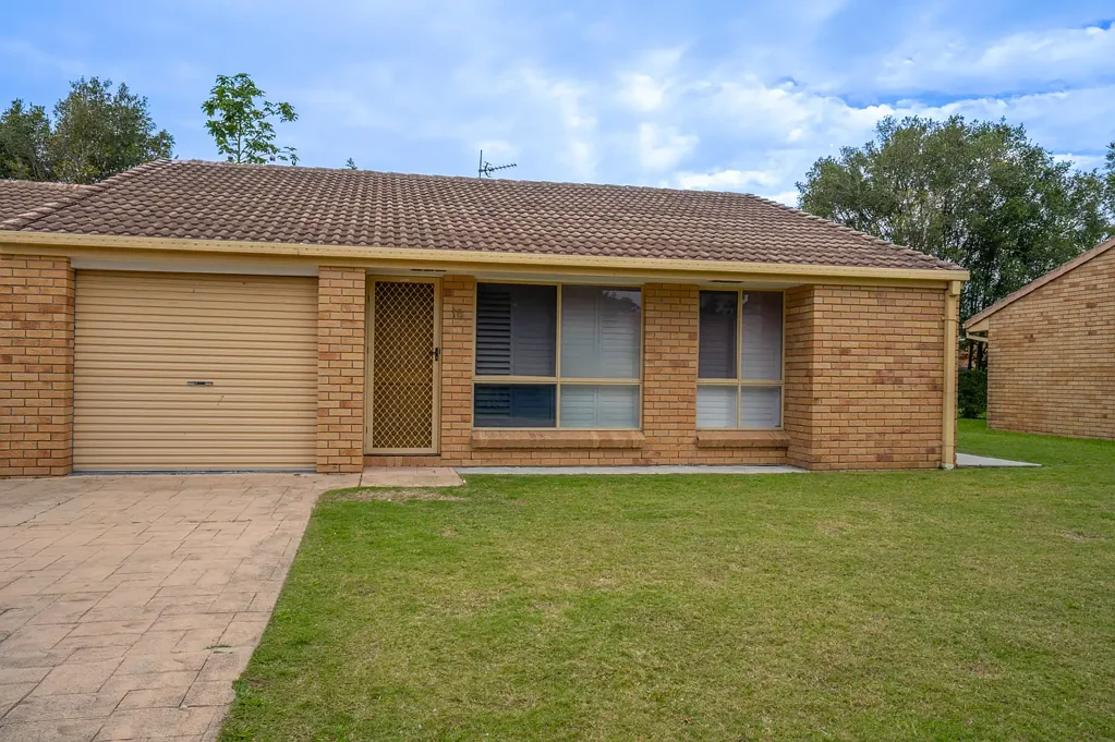 SHARE HOUSE - 1 BEDROOM PLUS PRIVATE EXTRA ROOM WITH OWN SHOWER AND LOUNGE AREA,  2 MINS TO M1 AND SHOPS AT OXENFORD