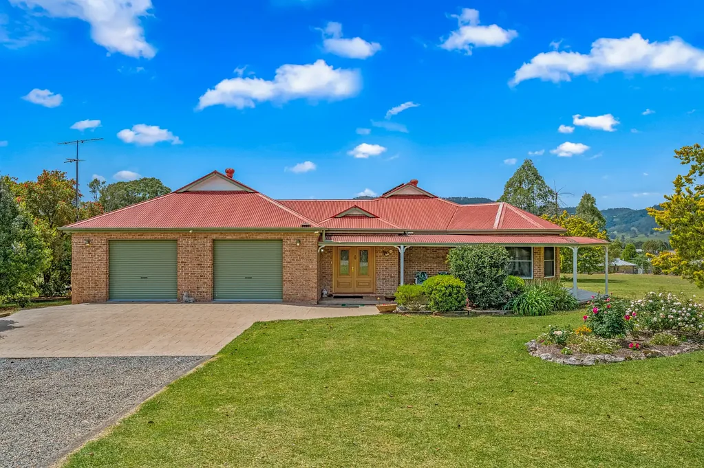 Gloucester 5Kwarto A Grand Family Residence with Timeless Character
