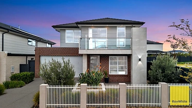 Tarneit 4 Slaapkamer East Facing Luxurious Double-Storey Display Home in Alamora Estate!