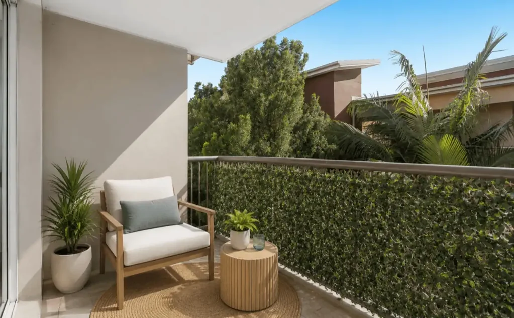 Southport 2房  Vacant, Top Floor and Two Side-by-Side Car Spaces – Act Quickly!