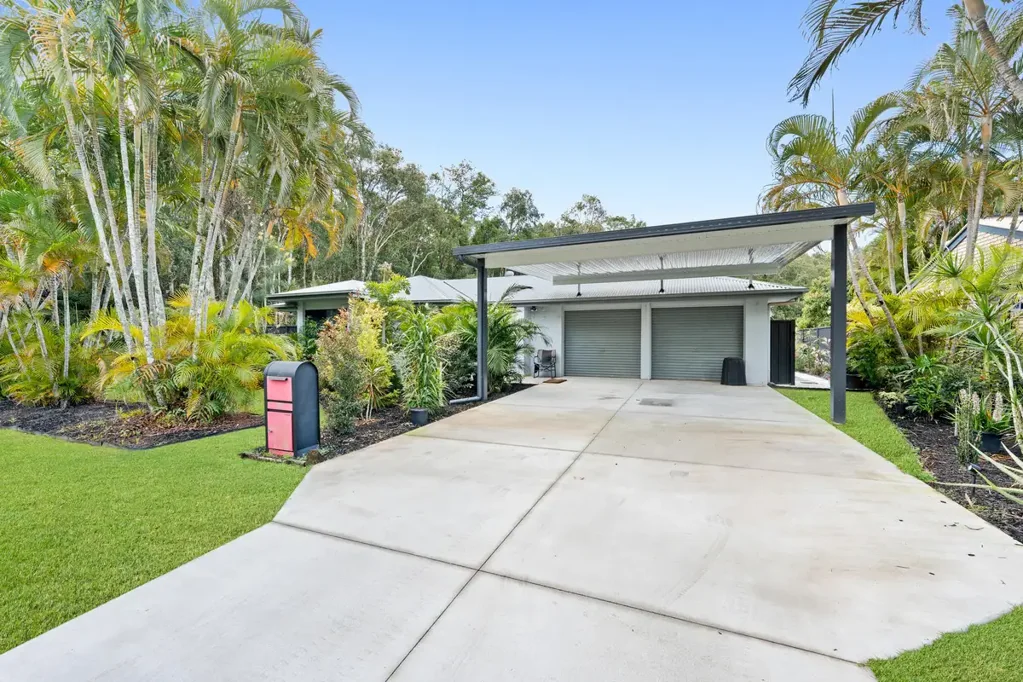 Glass House Mountains 4房  Big Block. Big Cinema. Big Backyard. And It Needs to Sell.