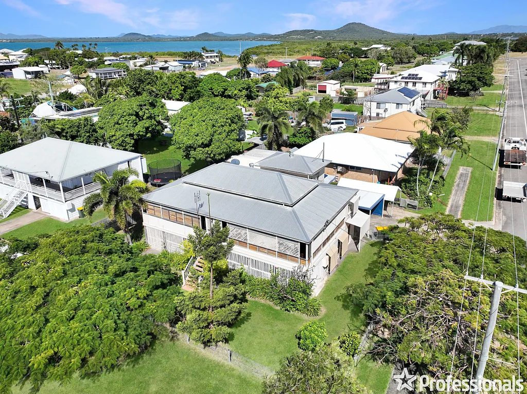 Bowen 2ਬੈੱਡਰੂਮ WALK TO THE BEACH FROM THIS COMFORTABLE CORNER QUEENSLANDER