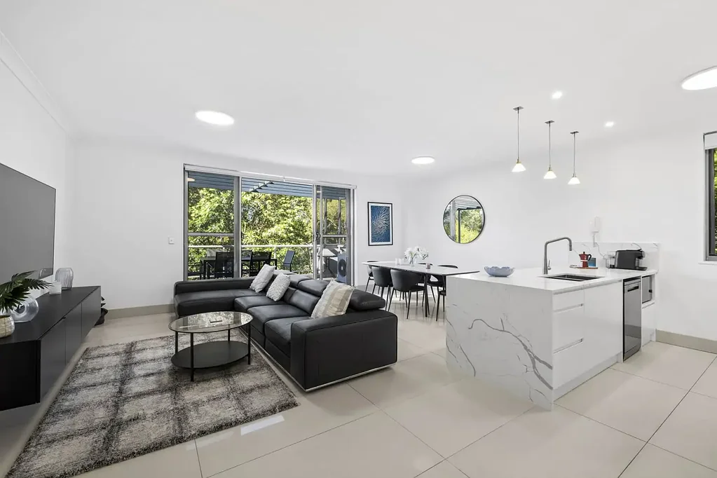 SPACIOUS TOP-FLOOR 3-BEDROOM APARTMENT WITH DOUBLE GARAGE IN PRESTIGIOUS KINGS BAY ESTATE! - AVAILABLE NOW!