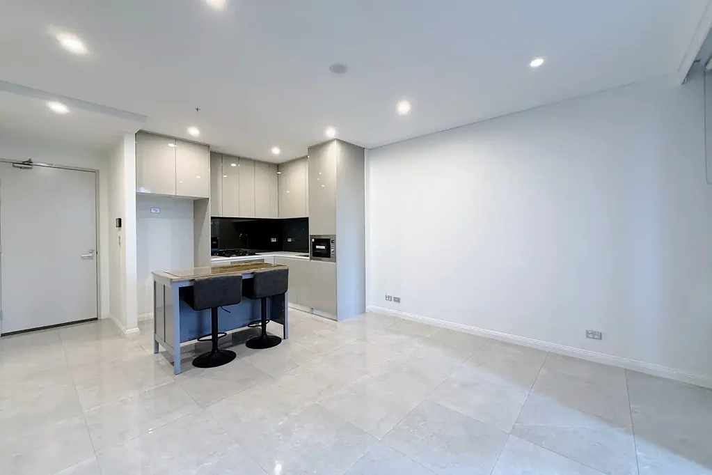 SPACIOUS ONE BEDROOM & Convenient location with Woolworths and local restauarnt