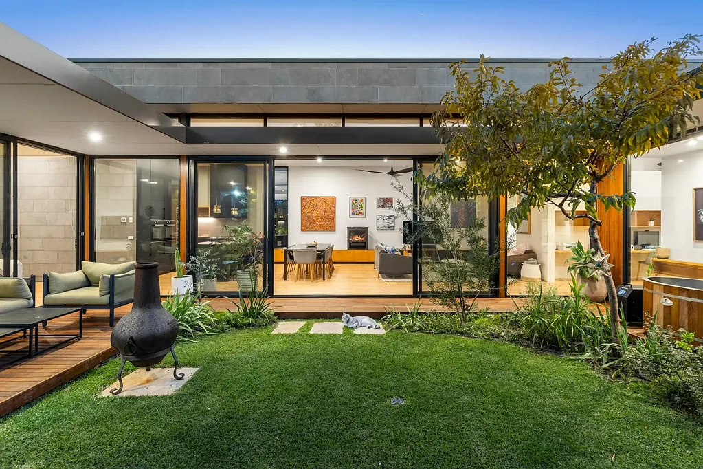 Barwon Heads 4 Bedroom Contemporary Coastal Luxury with Architectural Prestige