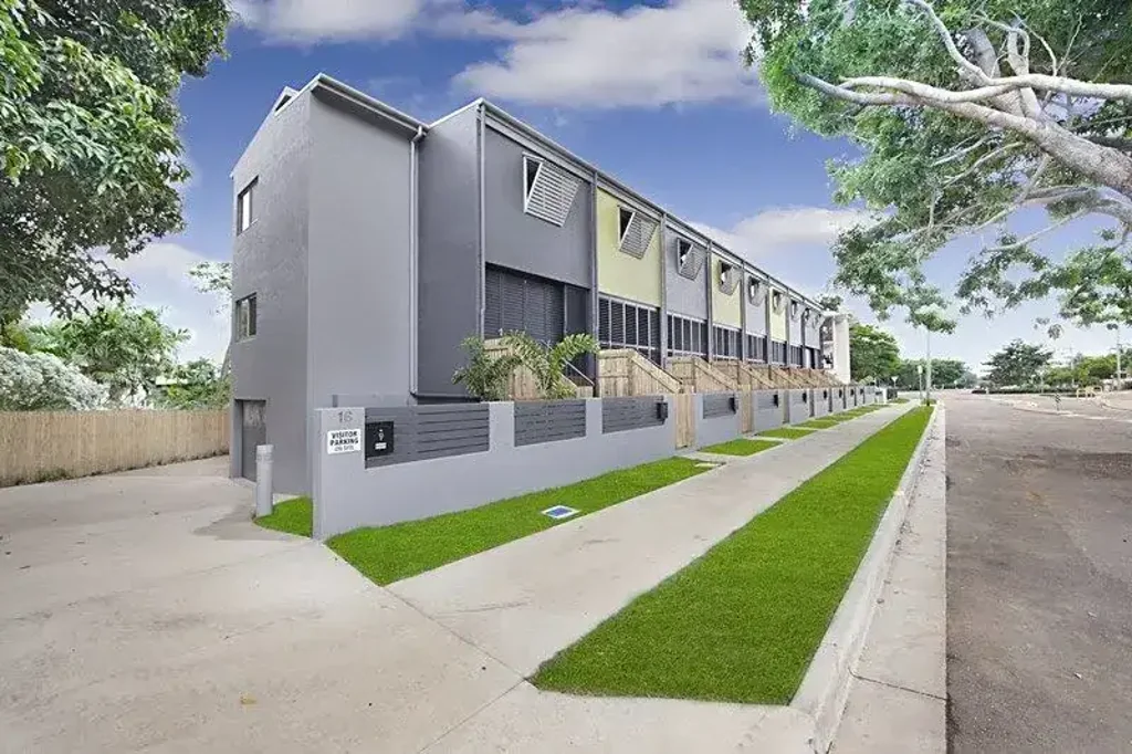 MODERN 2 BEDROOM TOWNHOUSE WITH A FULLY ENCLOSED ENTERTAINING SPACE!