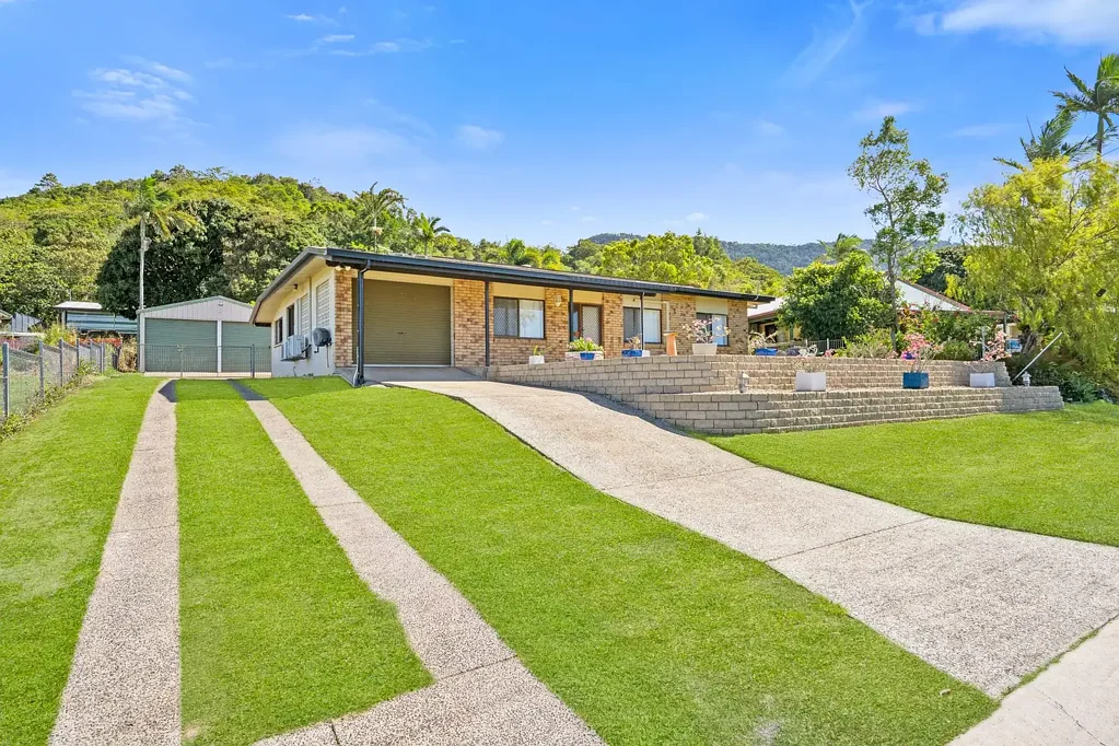 Woree 4બેડરૂમ Low Maintenance Block Home with Double Bay Shed