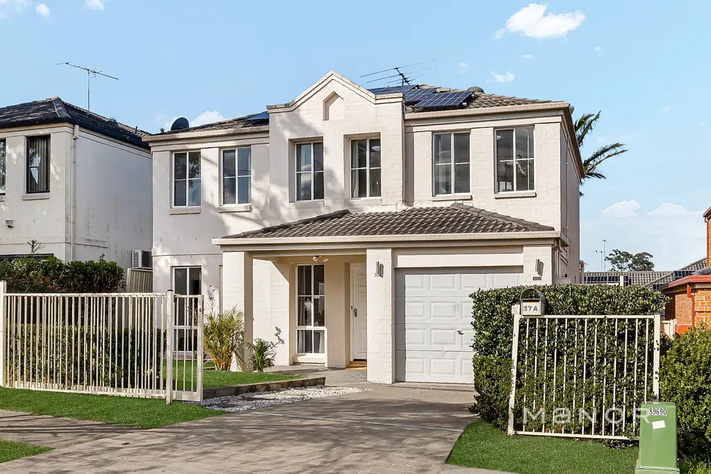 Quakers Hill 3 Bedroom Stylish & Spacious West-Facing Free Standing Home in Prime Location !