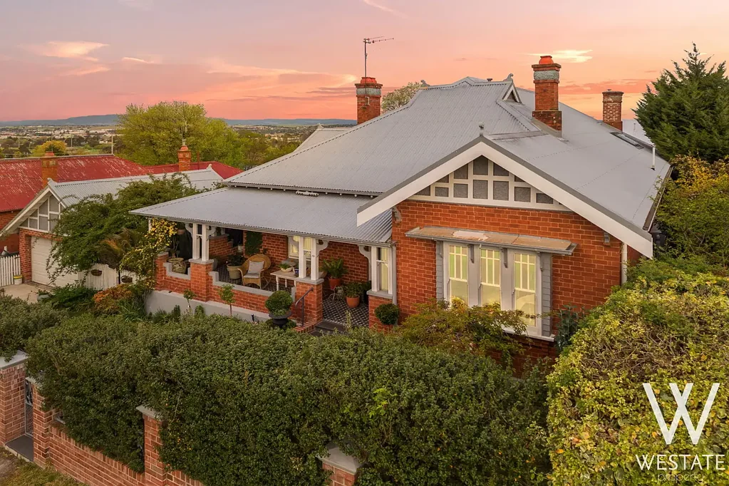 South Bathurst 5ห้องนอน A STAUNCH SYMBOL OF TRIUMPH – MONUMENTAL YET UNASSUMING AT FIRST GLANCE