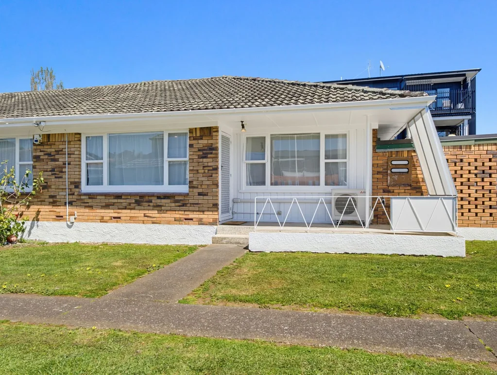 Mount Albert 2 Bedroom Location, Comfort, Convenience & No Body Corp!!!