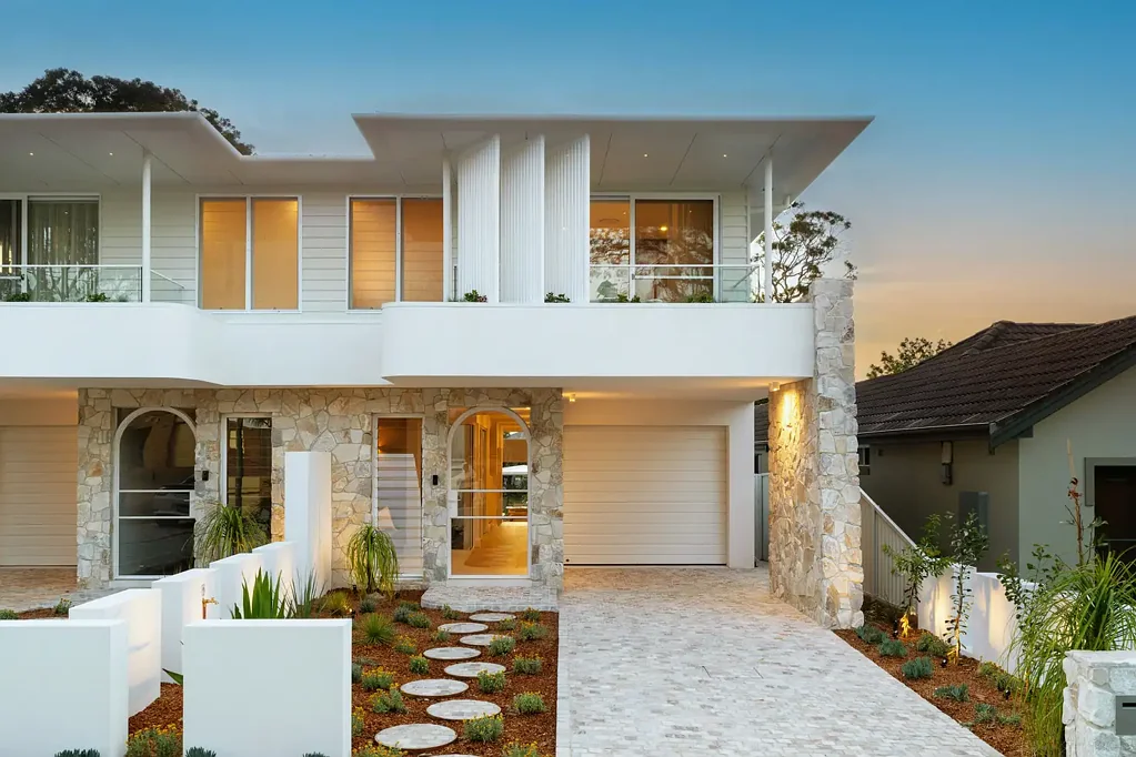 Caringbah South 4房 设计大师课 联排别墅 精致规模 弯曲石膏墙 设计师厨房 石材岛台 玻璃酒窖 定制木工 主套房豪华 独立卫生间 户外厨房 游泳池 海滨别墅 景观庭院 石材纹理 工艺定制 Sutherland生活方式 Architectural Excellence, Crafted Without Compromise