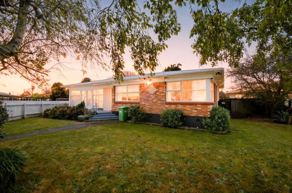 Papakura 3Habitaciones Urgent Sale Required – Immaculate Solid Brick ...