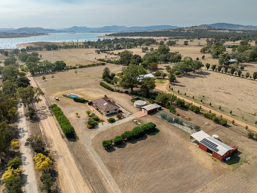 10 Barrett Lane, Table Top, NSW 2640