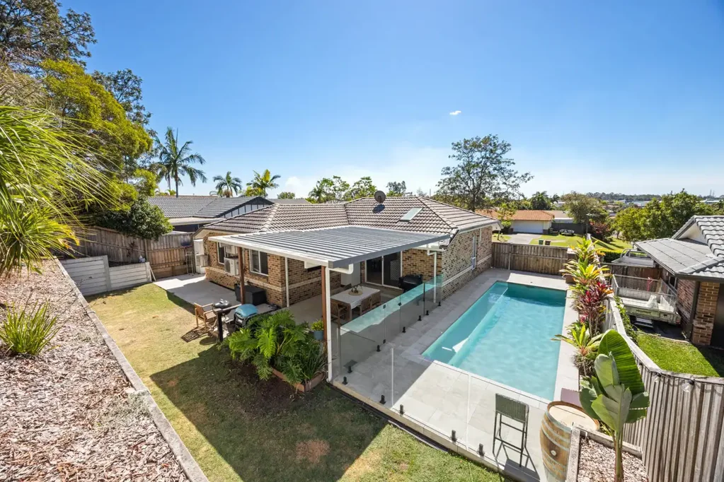 Mudgeeraba 3房  Your Summer Starts Here – Stunning Mudgeeraba Entertainer!