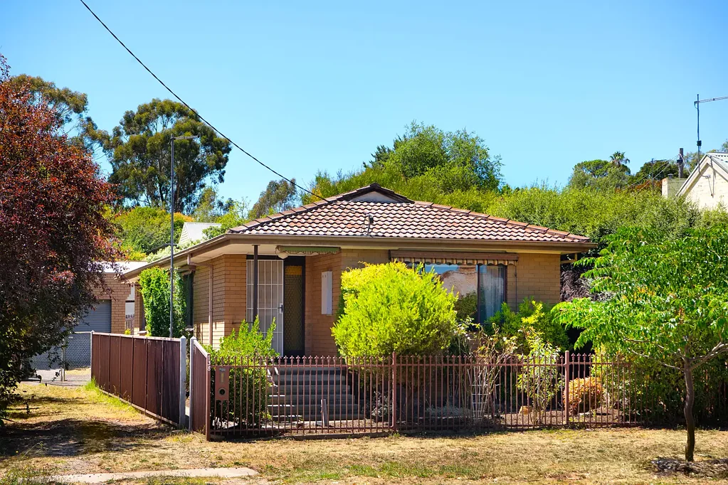 Castlemaine 3 Bedroom Unmistakable seventies charm meets modern ease in a prime walk-everywhere location