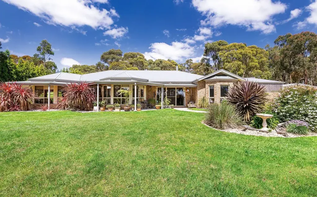Stunning Large 5 Acre Property With Manicured Gardens