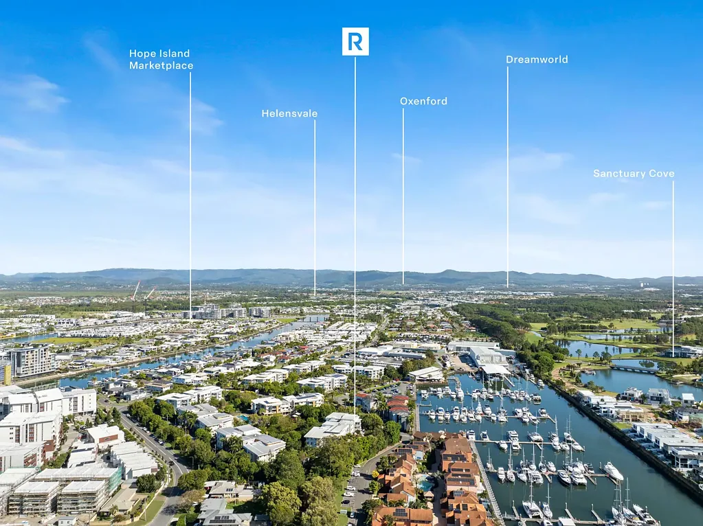 Hope Island 2Zimmer Oversized 2-Bedroom Apartment with North-Facing Marina & Water Views