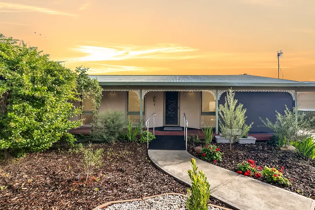 Loxton 3침실 Elevated Views & Effortless Living