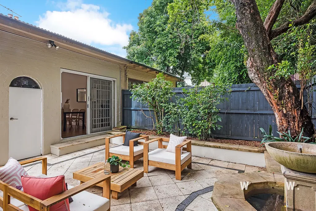 FEDERATION, LIGHT FILLED HOME IN ULTRA-CONVENIENT LOCATION