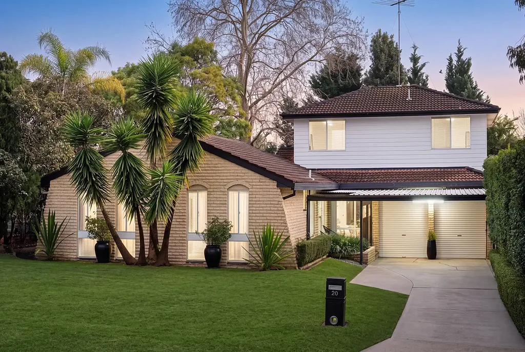 Kellyville 4બેડરૂમ Double-Storey Family Residence with Self-Contained Accommodation, Bordering Castle Hill on a Flat 697.6 sqm Block