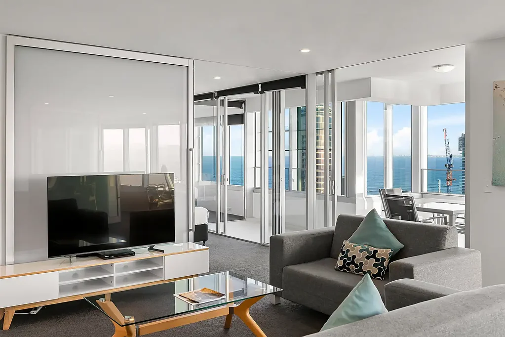 Surfers Paradise 3房  Elevated Living on Level 35 with Spectacular Ocean & Skyline Views